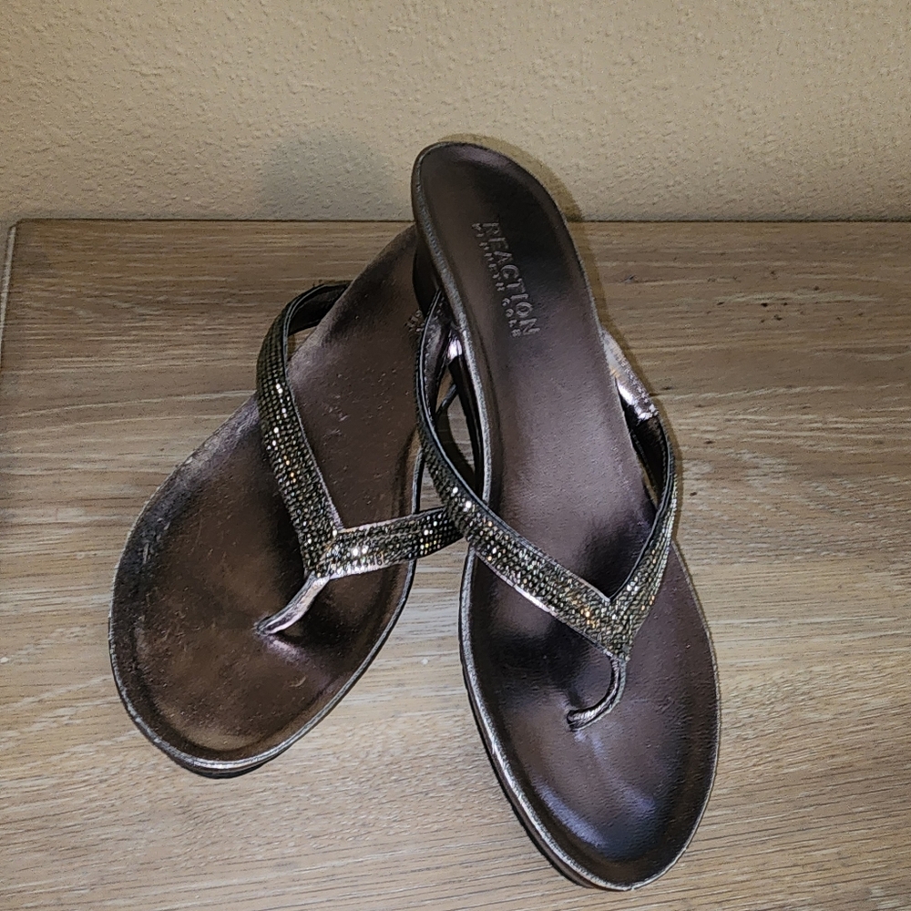 💎Kenneth Cole REACTION Pewter Thong Sandal Flat Size 7.5M